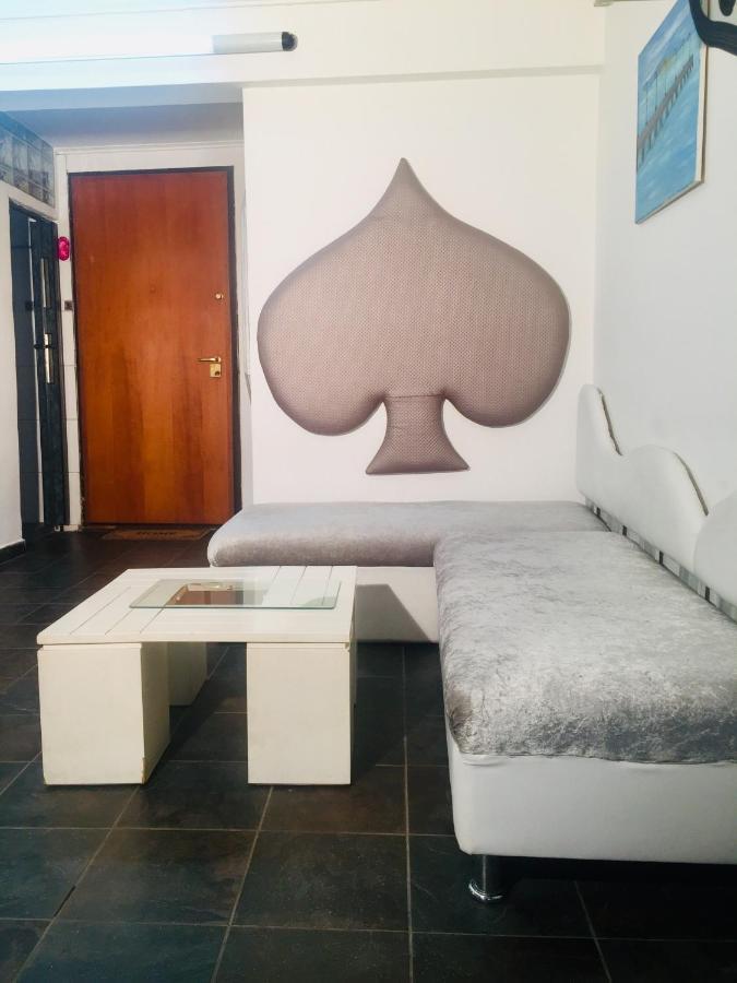 Esther Isimeriahomz Thessaloníki Luaran gambar